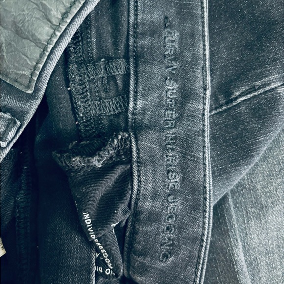 AEO The Dream Jean, Curvy High Rise Jeggings Black, Size 4R, Distressed. ECU! - Picture 4 of 7